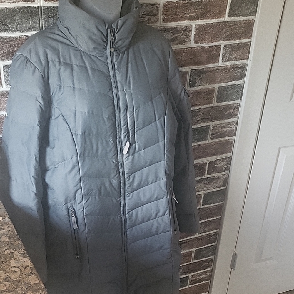 Eddie Bauer"Excellent Condition"Puffer Jacket, High Collar and Full Zip Closure